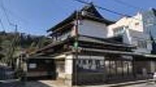 城郭と寺院を併せたような外観