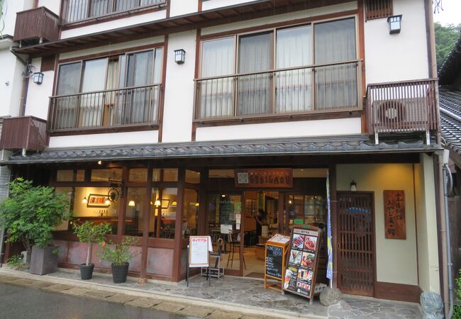 城崎の景色の中で城崎地ビールを飲める。それにしても空いてるんだがｗ