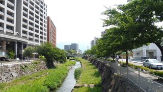 松本城下を東西に横断する川