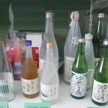 店外のコーナーでは、地元産品の展示・紹介を企画しています。