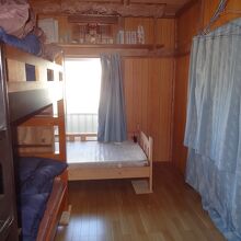 シングルベッドと2段ベッドのお部屋です。