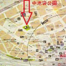 中池袋公園は、ＪＲ池袋駅に近い場所です。ビル群の中にあります