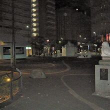 中池袋公園です。公園の境界や垣根等がありません。広場の感じ。