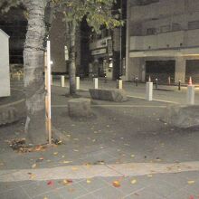 中池袋園にはベンチがありません。石製の腰かけ的な物があります