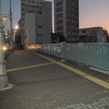 日曜日の早朝の堀之内橋の様子です。交通量は、少ないです。