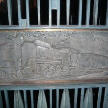 堀之内橋の親柱の横には、蒸気機関車の絵が掲げられています。
