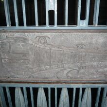 堀之内橋の親柱の横には、旧型の電車の絵が掲げられています。