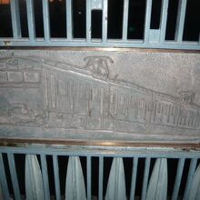 堀之内橋の親柱の横に、現在仕様の電車の絵が掲げられています。