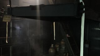 囲炉裏に火が入っていました