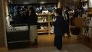 日本酒や焼酎の銘柄がそろってる