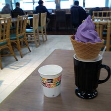 ２階フードコートで。