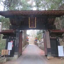 山門です