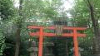 ビルの谷間に残った、大名の屋敷内神社