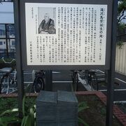 『南総里見八犬伝』のモニュメントを見逃さないように