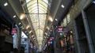 少し大人向けのアーケード街