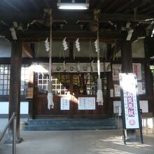 子安稲荷神社の本社殿に進みます。歴史を感じる本社殿です。