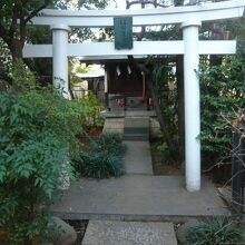 子安稲荷神社の本社殿の西側に、脇社があります。小さな社殿です