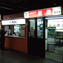 ５番・６番ホームの中ほどにあります