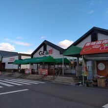 広い駐車場があり利用価値ある物産館だ