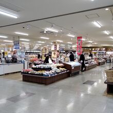 お土産コーナーのほか、産直やフードコートまである