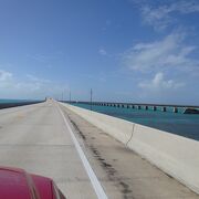 空と海の間を駆け抜ける爽快ドライブ！キー諸島へ続く７マイルの橋。