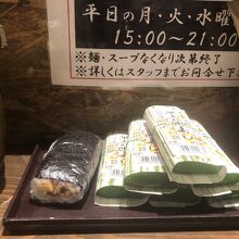 和歌山県民の中華そば屋のお寿司といえばこの2種類です。