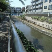 海水の流れる水路の両岸を利用した公園