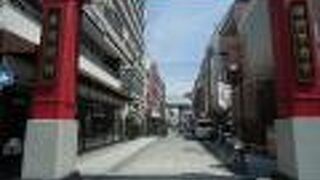 通りの両側に商店が並び、下町の風情