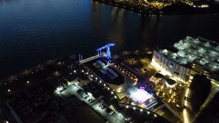 スケート場もライトアップされていました