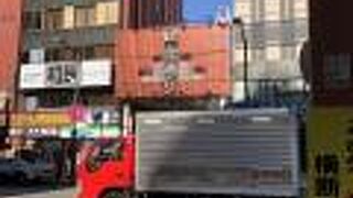 浅草を代表する商店街。