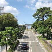 鶴岡八幡宮の3つの鳥居の中で一番外側にある