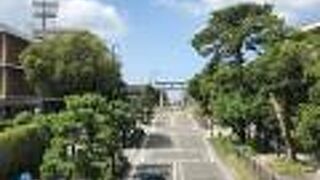 鶴岡八幡宮の3つの鳥居の中で一番外側にある