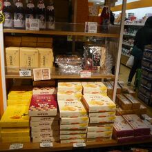 店舗の入口には、特産の御菓子が並べられています。北海道の土産