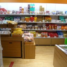 北海道の御菓子が多数、並べられています。商品の数が多いです。