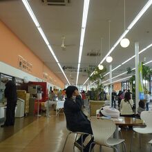 店内は明るく広々している