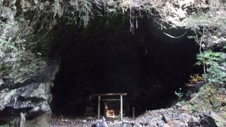 天岩戸神社の奥、岩戸川が開けた河原に、最強パワースポットの大洞窟が出現する。