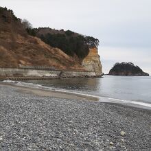 久慈湾北側の岬（弁天鼻）と、画像右手奥の牛島。