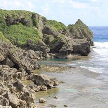 荒々しい岩の景観です