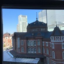 窓から見る東京駅の駅舎
