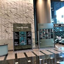 天井が高いロビーフロアー