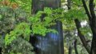 大きな石碑です