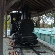記念館前の神社境内には銅山鉄道を走っていたSLやELを展示