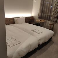 部屋は、そんなに広くない。