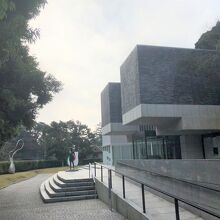 入口から見た彫刻庭園