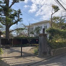 「石島」の表札が掛かっている