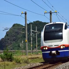 日本海の海沿いを走る特急しらゆき