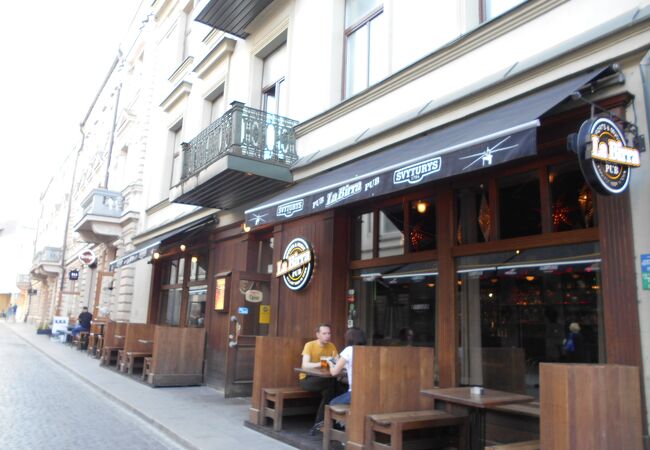 旧市街から新市街へのメインストリート沿いにあるパブ