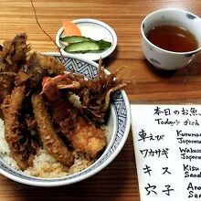 蓋を退け全貌現る。車海老はもちろん、穴子、鱚も超－旨かった！