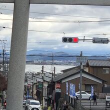 鳥居越しに琵琶湖が見える