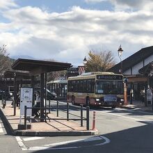 河口湖駅前のバスターミナル